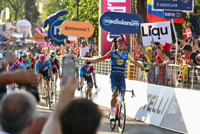 El italiano Jonathan Milan (Lidl Trek) muestra su emoción al ganar la etapa del Giro en Roma. EFE/EPA/FABIO CIMAGLIA

