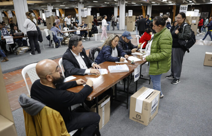 Personas votan durante la jornada electoral este domingo en Bogotá (Colombia). EFE/ Mauricio Dueñas Castañeda
