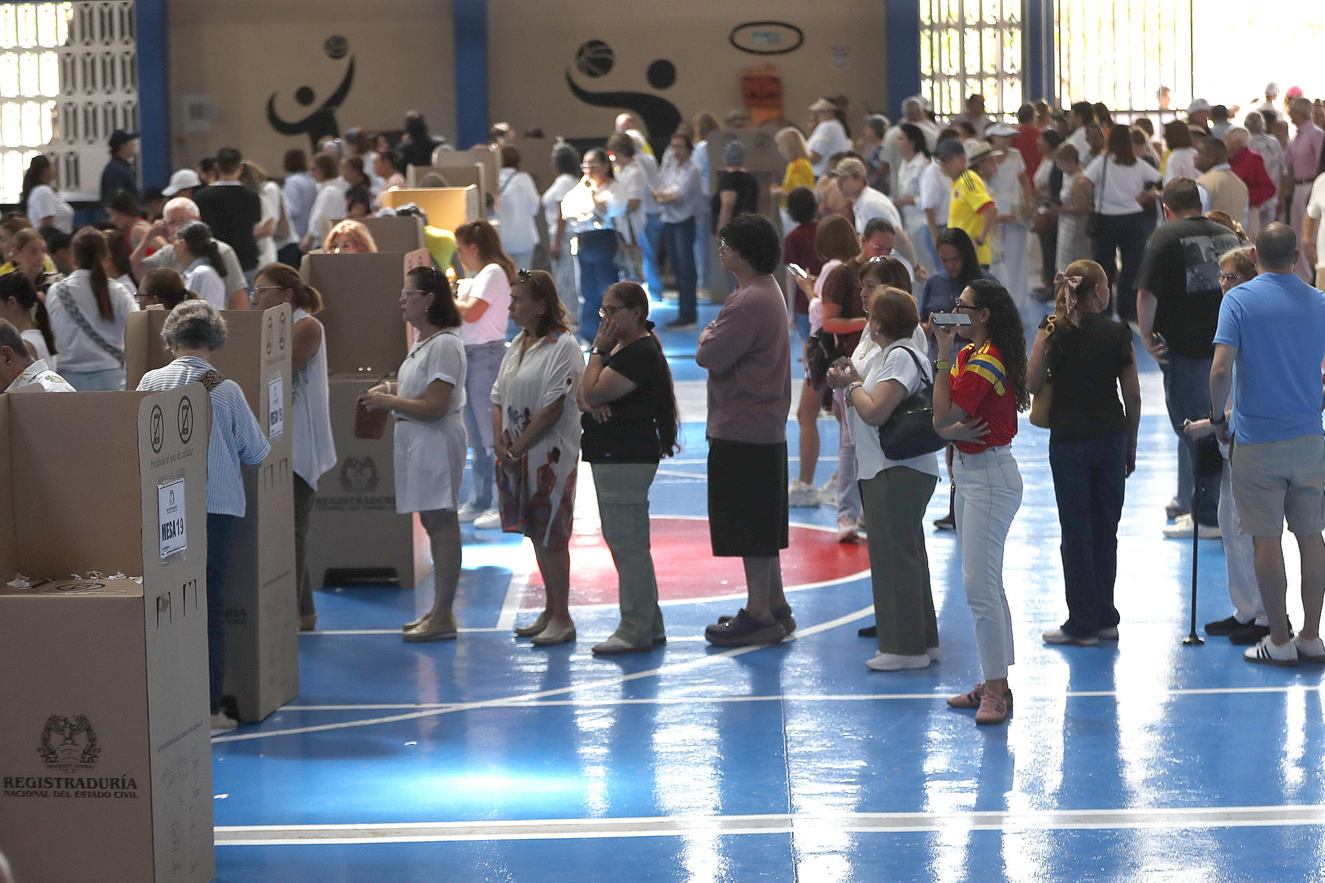 Personas votan durante la jornada electoral este domingo en Barranquilla (Colombia). EFE/ Ernesto Guzmán Jr

