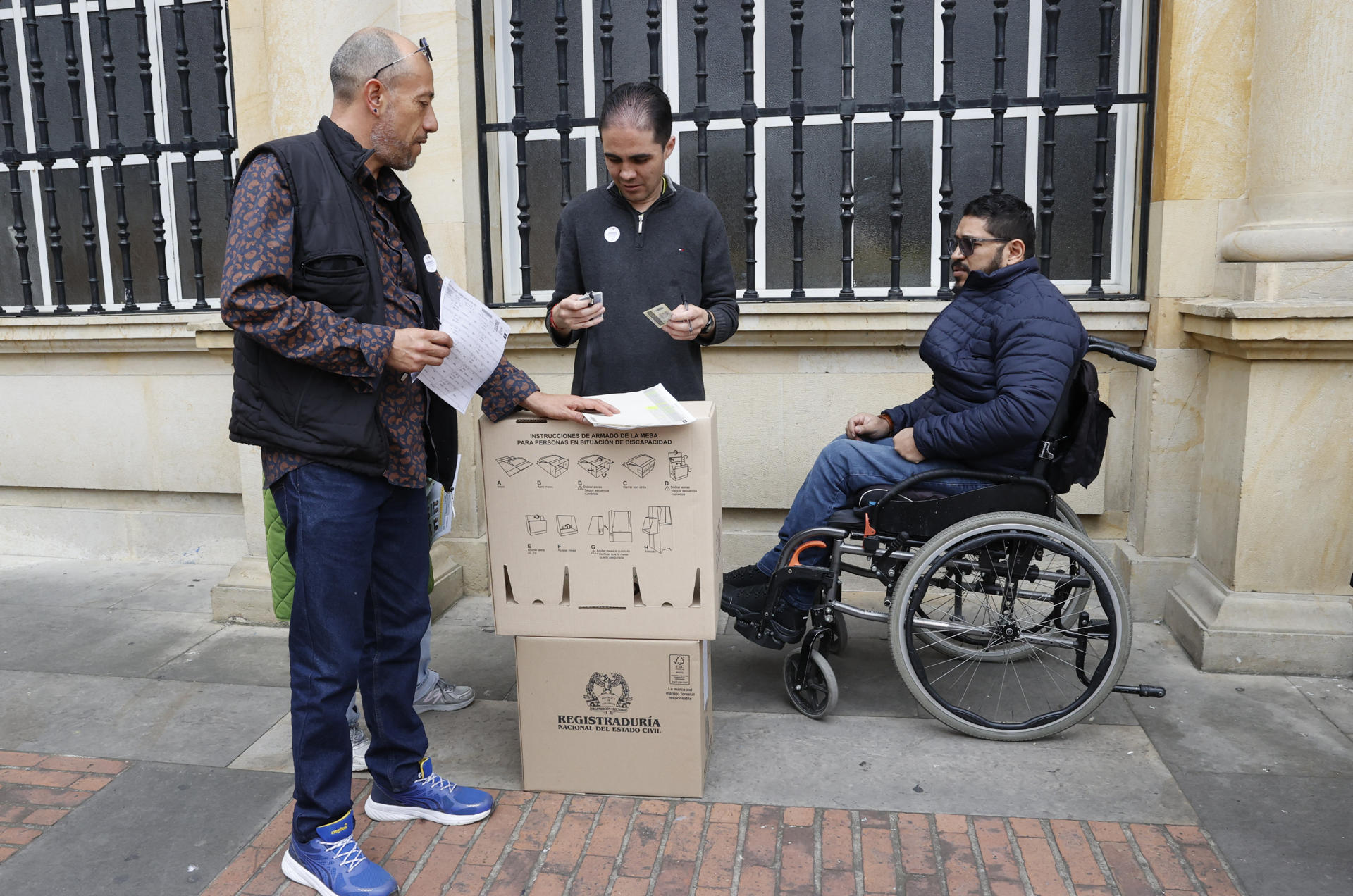 Personas votan durante la jornada electoral este domingo en Bogotá (Colombia).EFE/ Mauricio Dueñas Castañeda
