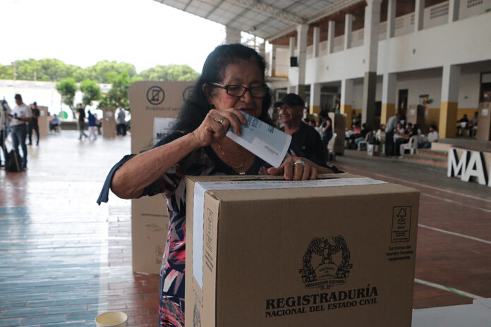 Una persona vota durante la jornada electoral este domingo en Cúcuta (Colombia). EFE/ Mario Caicedo
