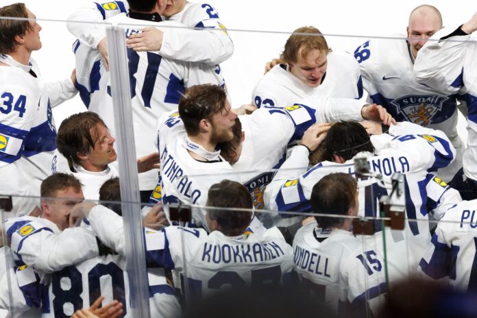 La selección de Finlandia celebra su quinto título de campeona del mundo de hockey sobre hielo disputado en Zúrich, Suiza. EFE/EPA/SALVATORE DI NOLFI
