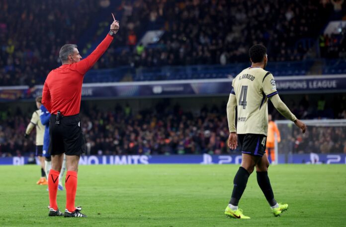 Imagen de archivo de un árbitro mostrando una tarjeta roja a un jugador. EFE/EPA/NEIL HALL
