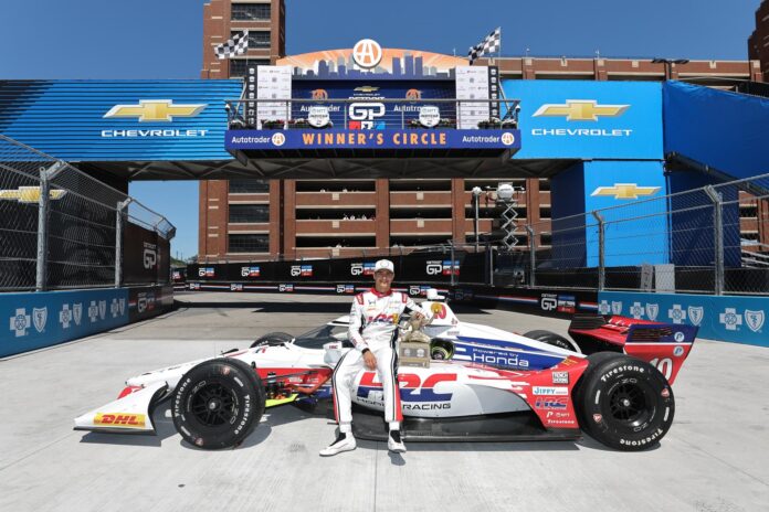 Fotografía cedida por IndyCar donde aparece el piloto español Álex Palou, de la escuadra Chip Ganassi Racing, celebrando su victoria en el Chevrolet Detroit Grand Prix en Detroit, Michigan (Estados Unidos). EFE/ Chris Owens/ IndyCar /SOLO USO EDITORIAL
