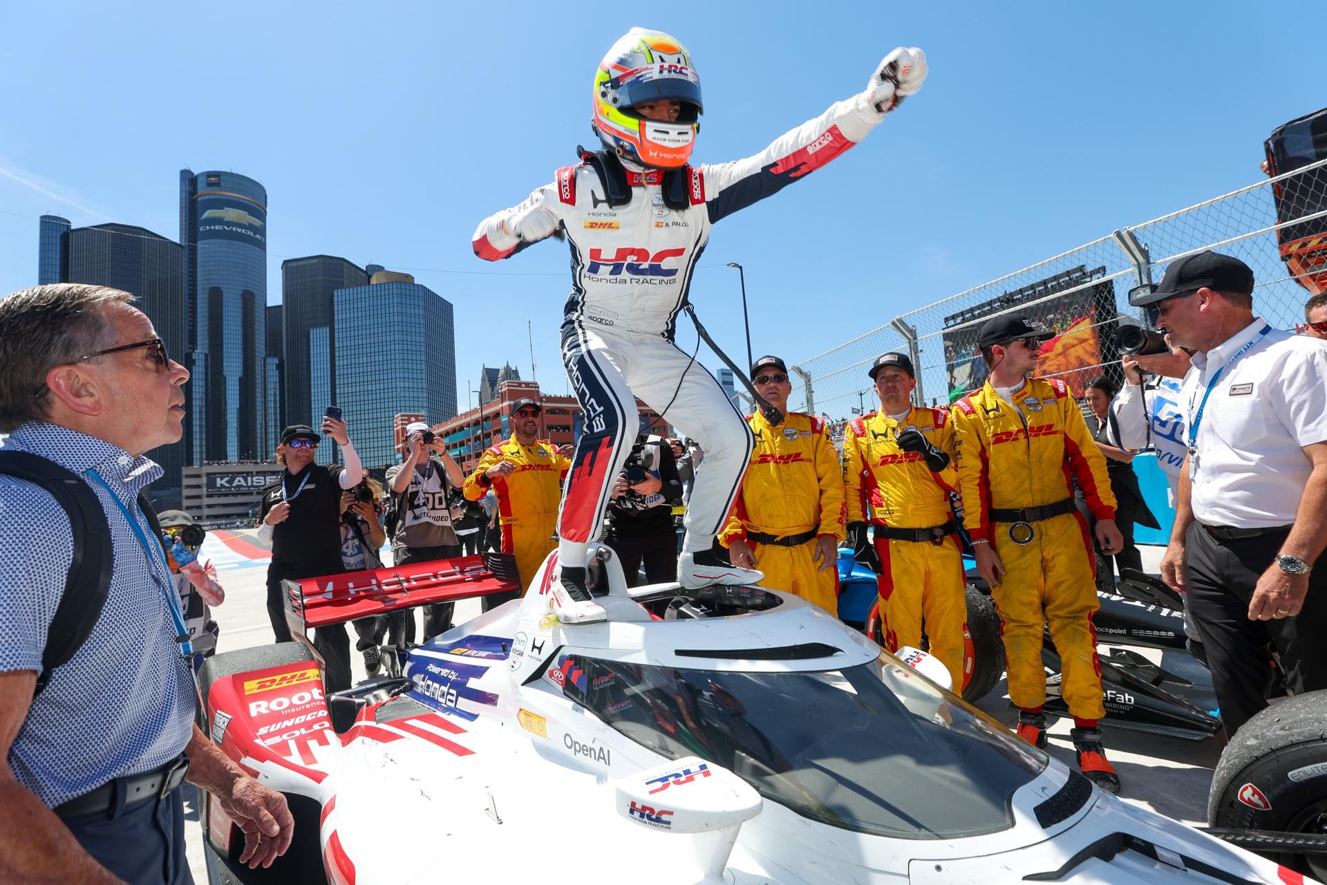 Fotografía cedida por IndyCar donde aparece el piloto español Álex Palou (c), de la escuadra Chip Ganassi Racing, celebrando su victoria en el Chevrolet Detroit Grand Prix en Detroit, Michigan (Estados Unidos). EFE/ Chris Owens/ IndyCar /SOLO USO EDITORIAL
