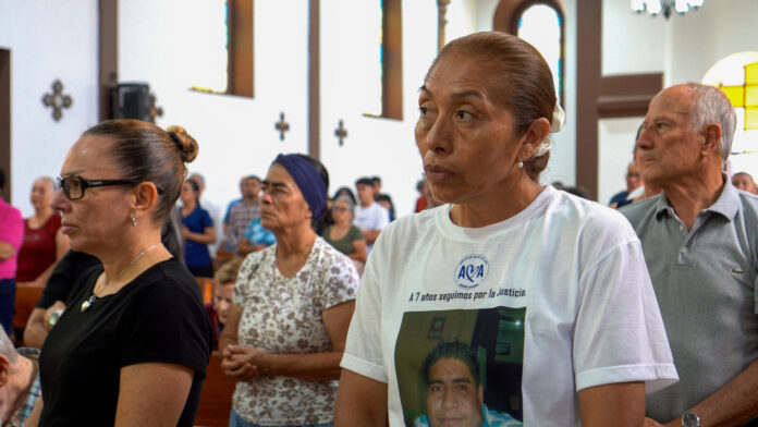 Candelaria Díaz, madre del activista Carlos Manuel Díaz, asesinado durante la marcha del 30 de mayo de 2018 en Managua, participa en la misa en memoria de las víctimas de la represión de Nicaragua organizada en la iglesia San Francisco de Asís este 31 de mayo de 2026, en Goicoechea (Costa Rica). EFE/ Donaldo Hernández
