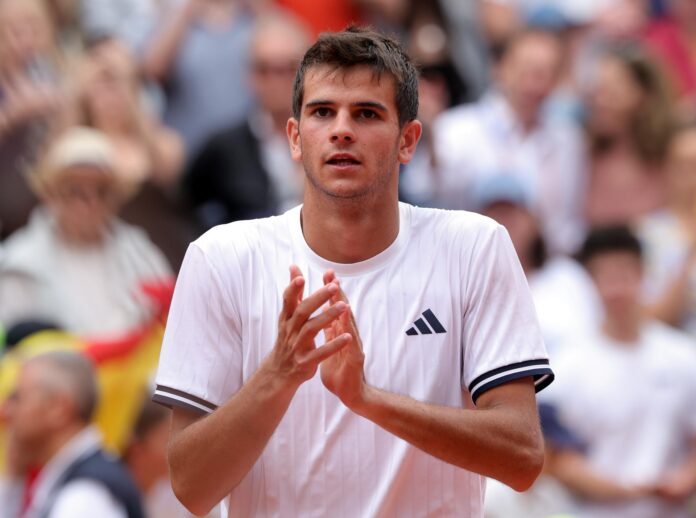 Rafael Jódar, de España, celebra tras ganar su partido de cuarta ronda masculina en el Abierto de Roland Garros, en París. EFE/EPA/TERESA SUAREZ
