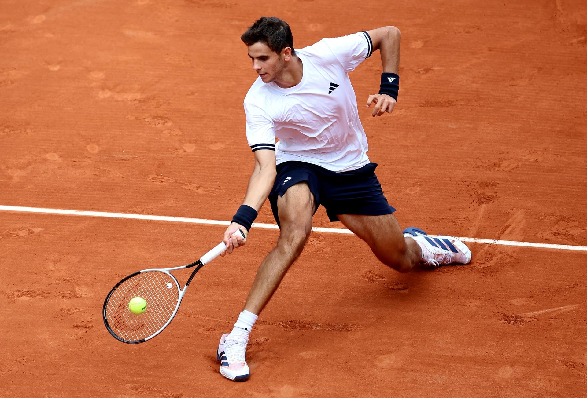 El español Rafael Jódar, en acción durante su partido de cuarta ronda en el Abierto de Francia en Roland Garros. EFE/CHRISTOPHE PETIT TESSON

