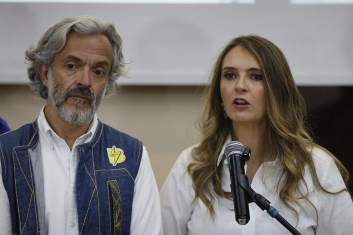 La candidata a la Presidencia de Colombia, Paloma Valencia (d), junto al candidato a la vicepresidencia, Juan Daniel Oviedo, habla luego de los resultados electorales este domingo, en Bogotá (Colombia). EFE/ Carlos Ortega
