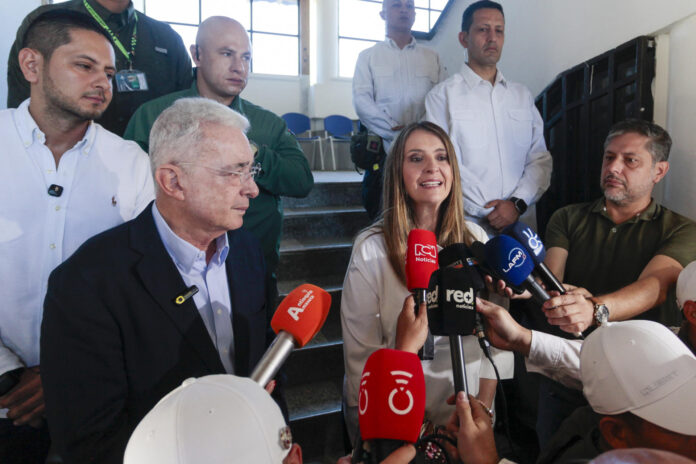 La candidata presidencial Paloma Valencia (c), acompañada del exmandatario Álvaro Uribe (i), habla a la prensa este domingo en Rionegro (Colombia). EFE/ STR
