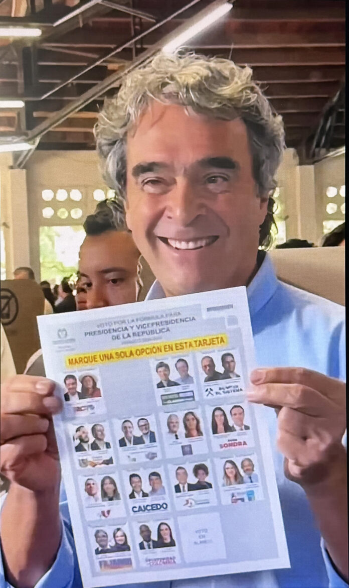 Captura de video tomado de la cuenta oficial en X @sergio_fajardo que muestra al candidato a la Presidencia de Colombia, Sergio Fajardo, sosteniendo el tarjetón electoral durante su votación este domingo en Medellín (Colombia). EFE/ @sergio_fajardo

