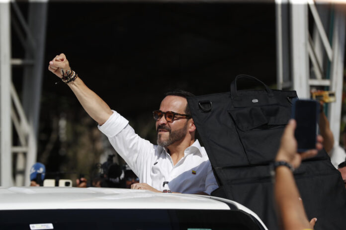El candidato presidencial del movimiento Defensores de la Patria, Abelardo de la Espriella, vota este domingo en Barranquilla (Colombia). EFE/ Ernesto Guzmán Jr.
