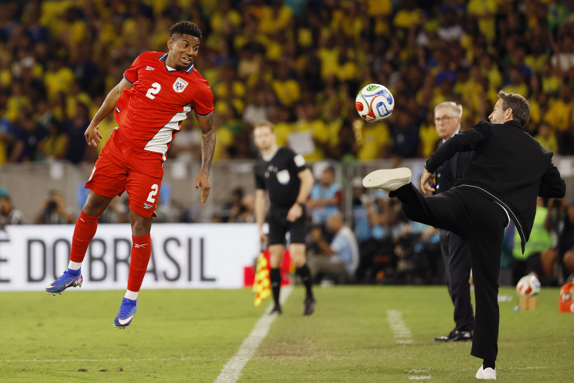 César Blackman (i) y el entrenador de Panamá, Thomas Christiansen (d), son vistos en un partido amistoso previo al Mundial 2026 entre Brasil y Panamá en el estadio Maracaná, en Río de Janeiro (Brasil). EFE/ Antonio Lacerda
