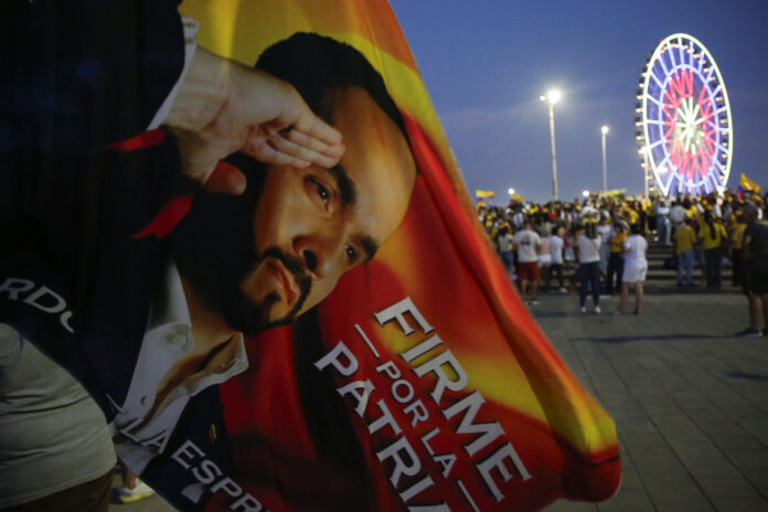 Fotografía que muestra una bandera con la imágen del candidato presidencial Abelardo de la Espriella, al final de la jornada electoral este domingo en Barranquilla (Colombia). EFE/ Ernesto Guzman Jr
