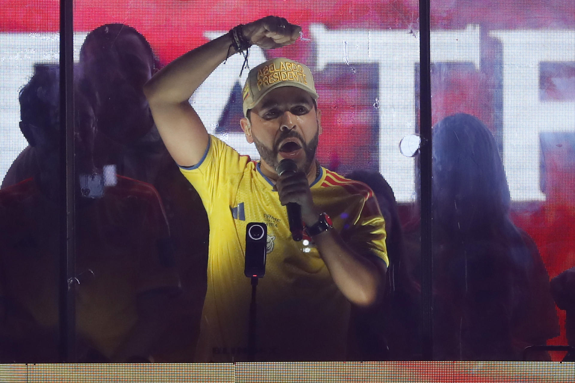 El candidato de ultraderecha Abelardo de la Espriella, habla al final de la jornada electoral este domingo, en Barranquilla (Colombia). EFE/ Ernesto Guzmán Jr
