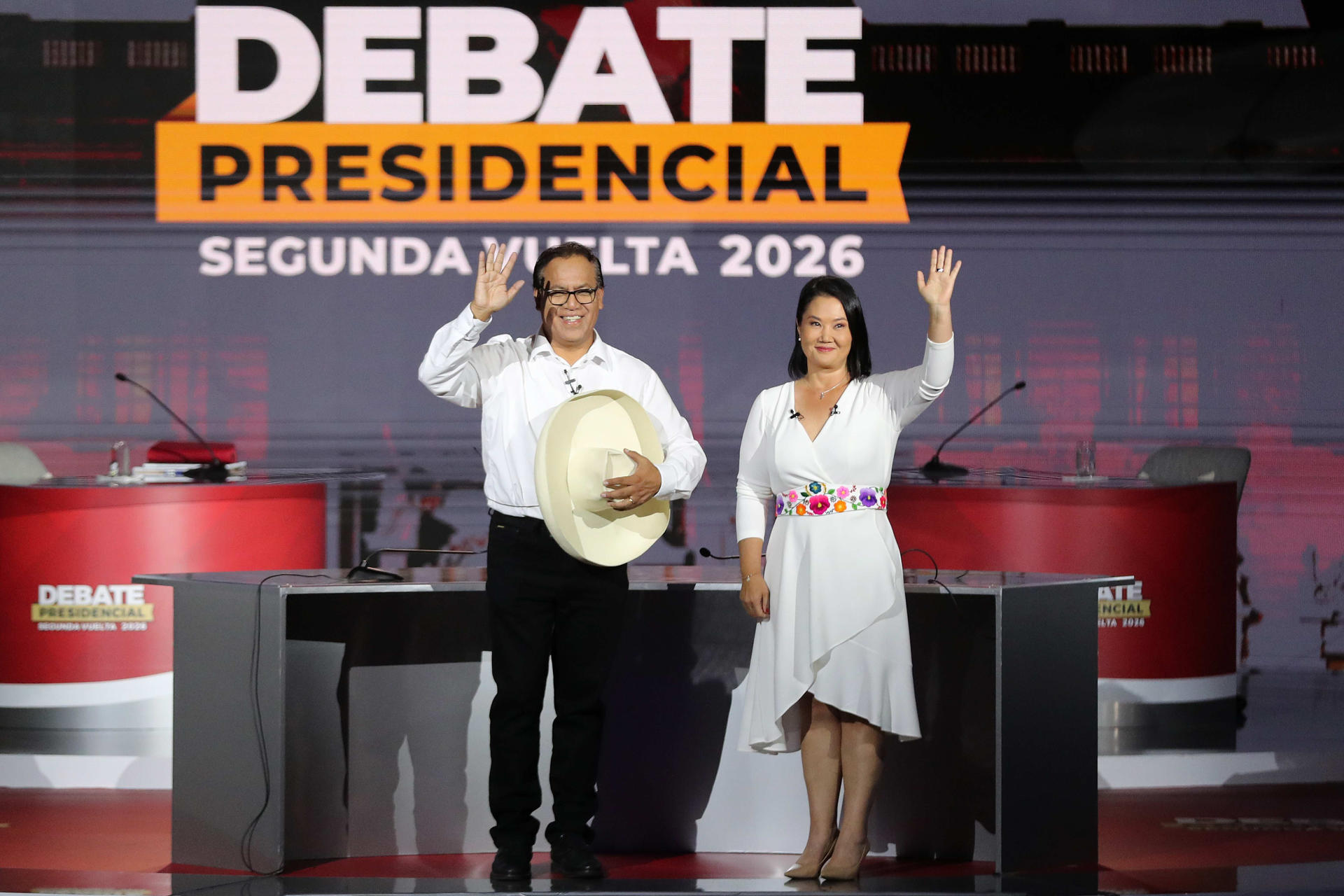 La candidata derechista Keiko Fujimori (d) y el candidato izquierdista Roberto Sánchez saludan durante un debate presidencial este domingo, en Lima (Perú). EFE/ Paolo Aguilar
