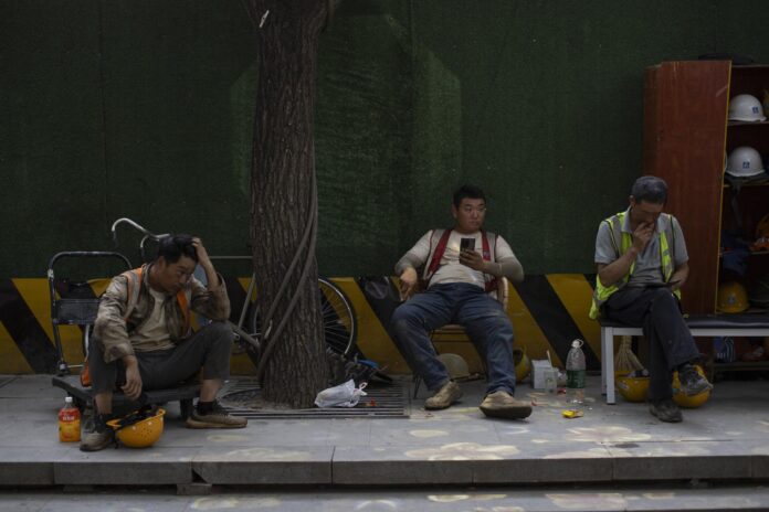 BEIJING (China), 31/05/2026.- Trabajadores de la construcción descansan en una calle de Pekín, China. EFE/EPA/ANDRES MARTINEZ CASARES
