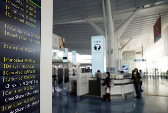Imagen de archivo de vuelos cancelados en un aeropuerto de Japón. EFE/EPA/FRANCK ROBICHON
