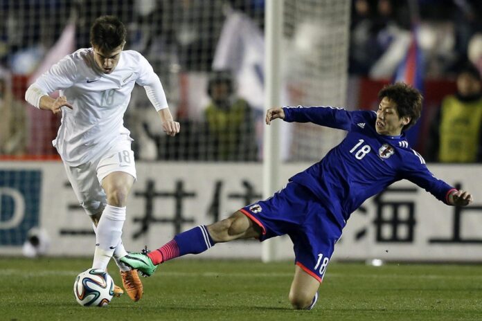 Foto de archivo de Tim Payne (i), con el balón, durante un partido amistoso ante Japón. EFE/Kiyoshi Ota
