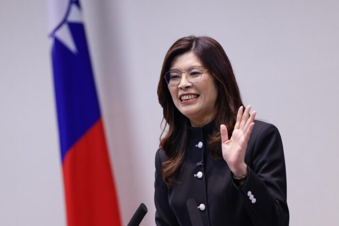 Imagen de archivo de la presidenta del principal partido de oposición de Taiwán, el Kuomintang (KMT), Cheng Li-wun, pronunciando un discurso en la sede del partido en Taipéi, Taiwán, el 15 de abril de 2026. 
EFE/EPA/RITCHIE B. TONGO
