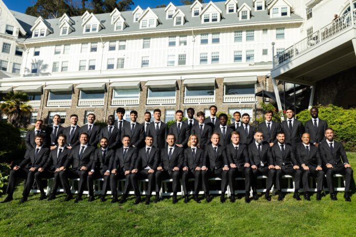 La plantilla y los miembros del cuerpo técnico de la selección australiana posan para una foto de equipo tras el anuncio de los 26 jugadores que disputarán el Mundial 2026, en un hotel en Berkeley (California, EE. UU.) EFE/EPA/MANUEL ORBEGOZO

