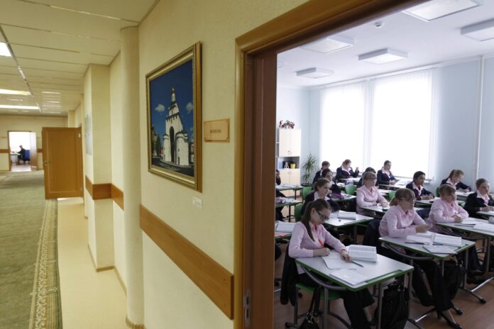 Foto de archivo de una clase en un internado para niñas en Moscú, Rusia. EFE/EPA/YURI KOCHETKOV
