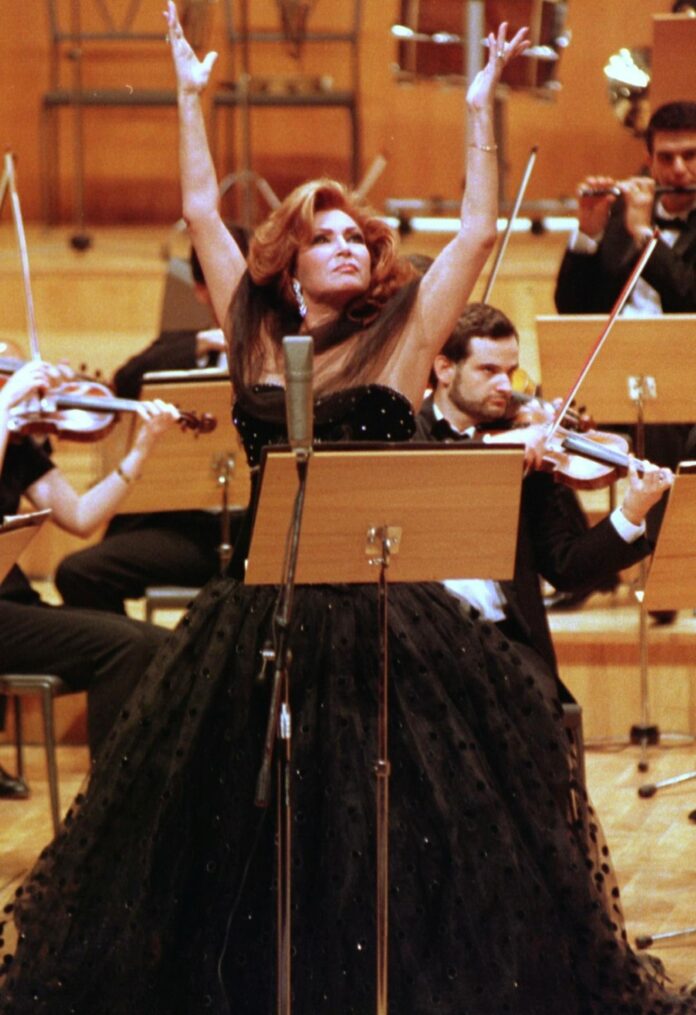 LA CANTANTE ROCIO JURADO, EN UN MOMENTO DE SU ACTUACION HOY EN EL AUDITORIO DE MURCIA, DONDE HA INTERPRETADO 