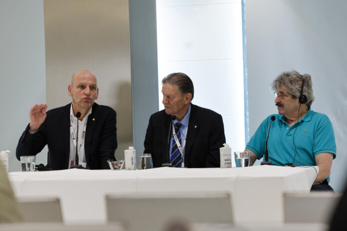 Los ganadores del premio Nobel de Química en 2022 Benjamín List (i) y de Medicina en 2024 Gary Ruvkun (d) ofrecen junto al secretario y presidente ejecutivo de la Fundación Valenciana Premios Rei Jaume I, Javier Quesada, una rueda de prensa con motivo de su participación junto a otros veintitrés premios Nobel en el jurado de los premios Rei Jaume I, que se fallan este martes. EFE/Manuel Bruque
