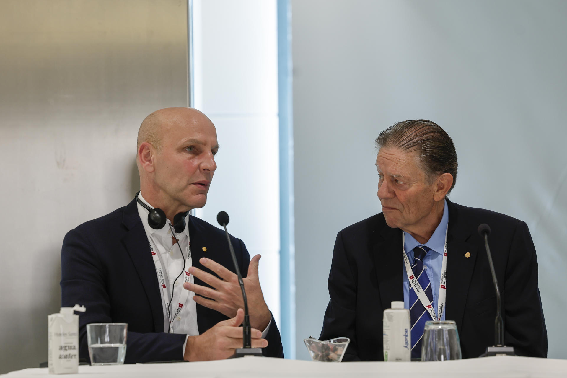 El ganador del premio Nobel de Química en 2022 Benjamín List (i) y el secretario y presidente ejecutivo de la Fundación Valenciana Premios Rei Jaume I, Javier Quesada, durante la rueda de prensa con motivo de su participación junto a otros veintitrés premios Nobel en el jurado de los premios Rei Jaume I, que se fallan este martes. EFE/Manuel Bruque
