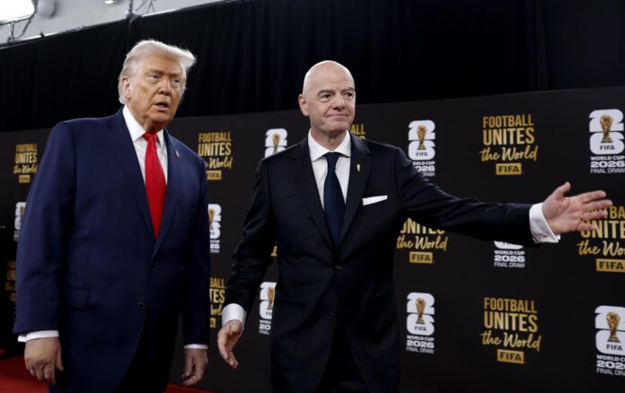 El presidente de Estados Unidos, Donald Trump (I), junto al presidente de la FIFA, Gianni Infantino. EFE/EPA/WILL OLIVER
