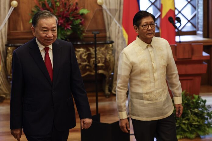 El presidente de Vietnam, To Lam (i), junto a su homólogo filipino, Ferdinand Marcos (d), durante la visita del líder vietnamita a Manila.
EFE/EPA/ROLEX DELA PENA / POOL

