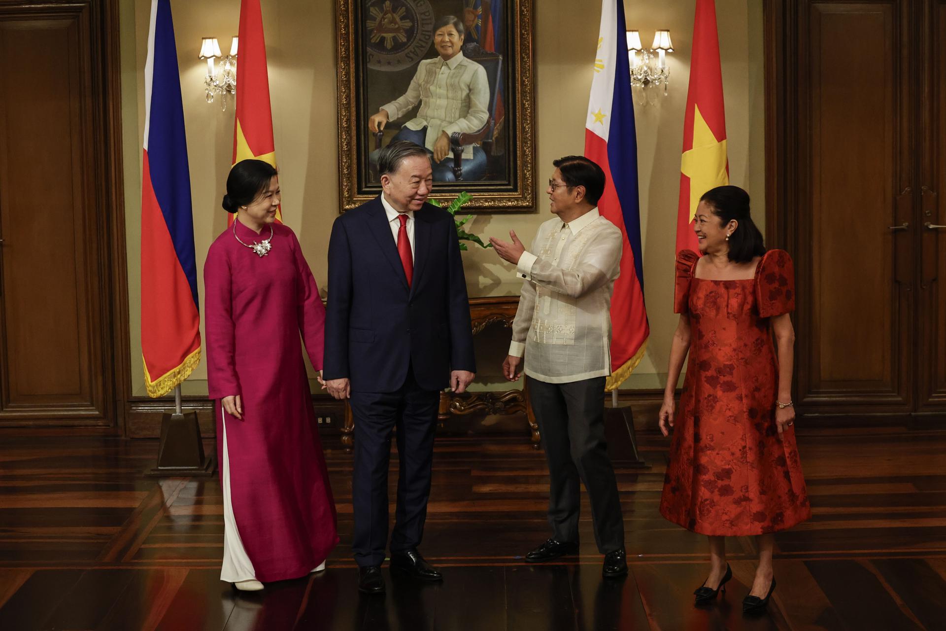 El presidente de Vietnam, To Lam (i), junto a su homólogo filipino, Ferdinand Marcos (d), durante la visita del líder vietnamita a Manila.
EFE/EPA/ROLEX DELA PENA / POOL
