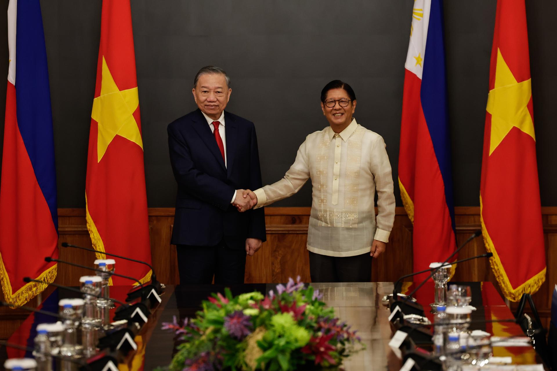 El presidente de Vietnam, To Lam (i), junto a su homólogo filipino, Ferdinand Marcos (d), durante la visita del líder vietnamita a Manila.
EFE/EPA/ROLEX DELA PENA / POOL
