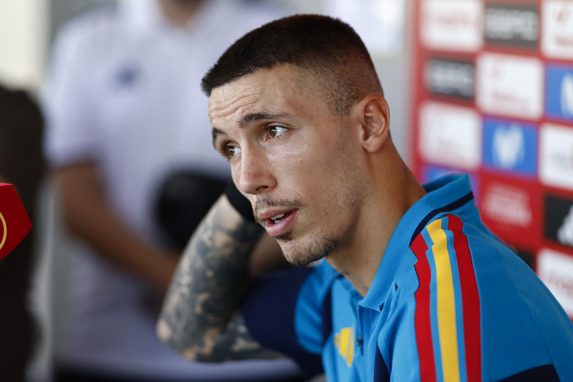 El defensa de la selección española, Alex Grimaldo atiende a los periodistas durante el día abierto a los medios en la concentración de la selección con motivo de su partipación en el Mundial este lunes en la Ciudad del Fútbol de Las Rozas, Madrid. EFE/ Rodrigo Jimenez
