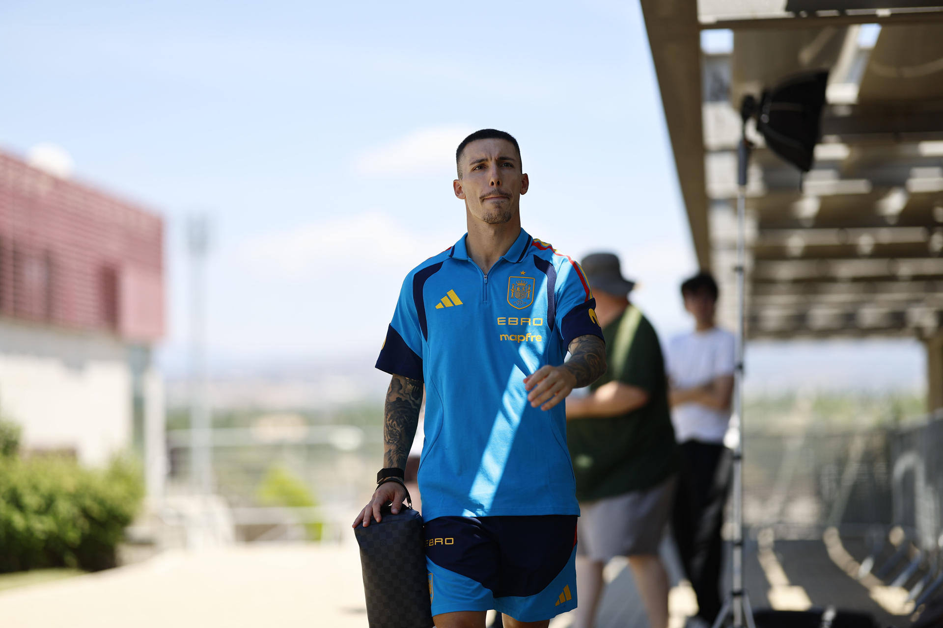 El defensa de la selección española, Alex Grimaldo antes de atender a los periodistas durante el día abierto a los medios en la concentración de la selección con motivo de su participación en el Mundial este lunes en la Ciudad del Fútbol de Las Rozas, Madrid. EFE/ Rodrigo Jiménez
