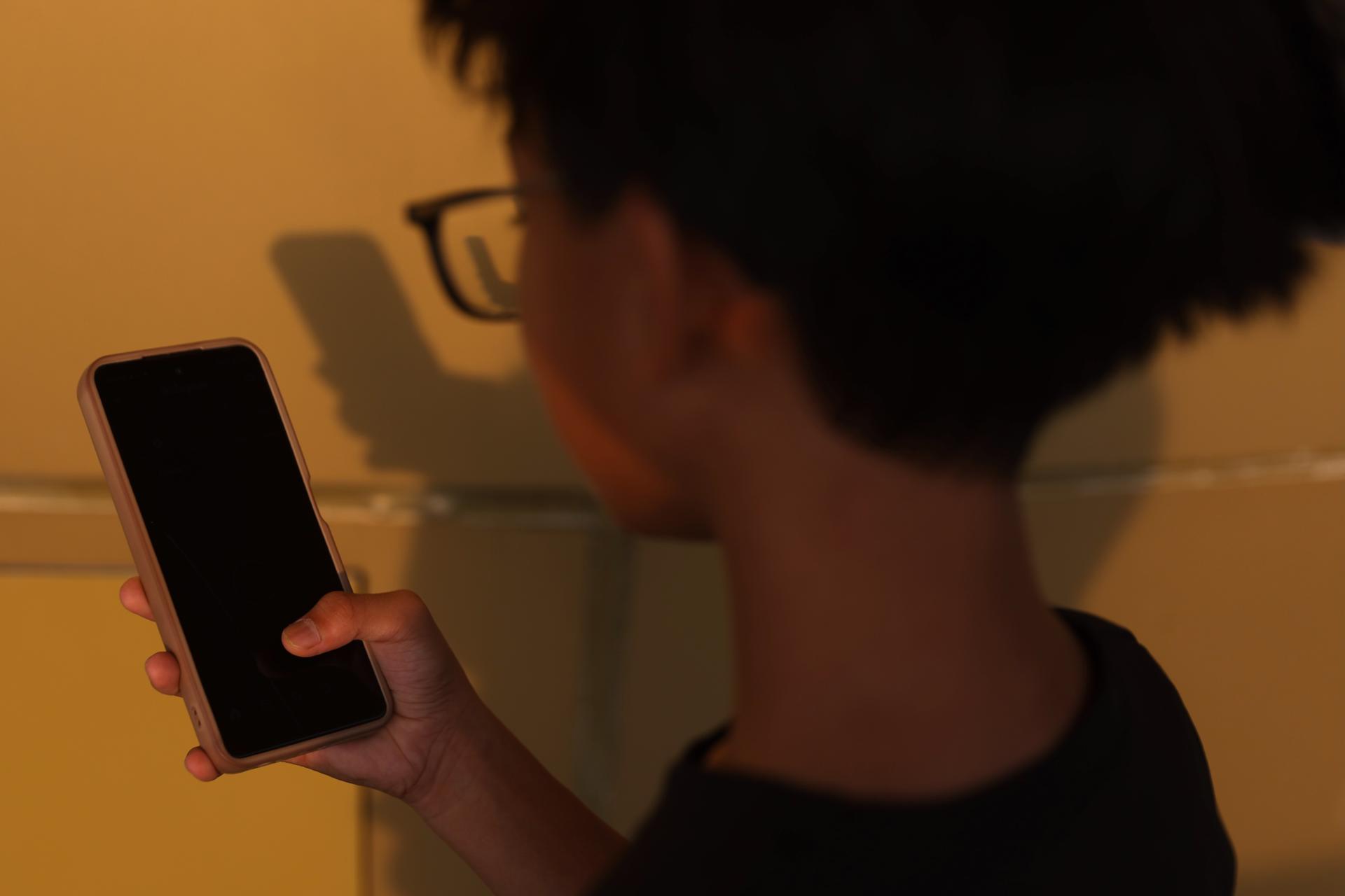 Un niño con el móvil en la mano durante el inicio de la restricción de acceso a las redes sociales para menores de 16 años en Malasia.
EFE/EPA/FAZRY ISMAIL