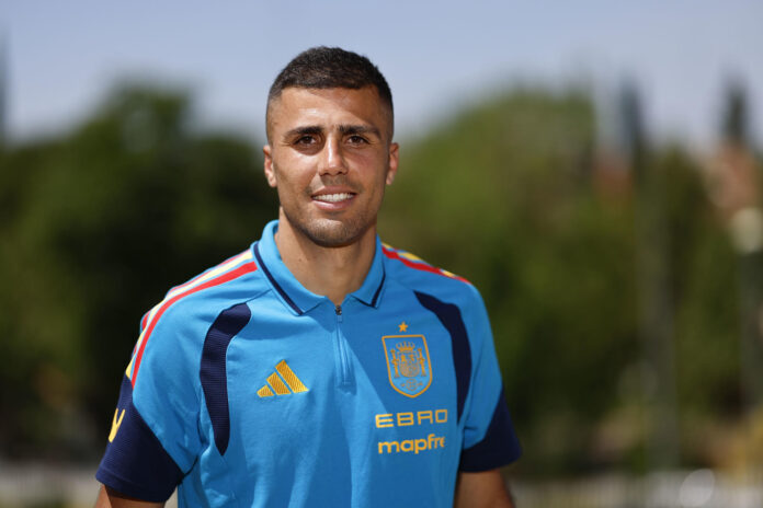 El centrocampista de la selección española, Rodri atiende a los periodistas durante el día abierto a los medios en la concentración de la selección con motivo de su partipación en el Mundial este lunes en la Ciudad del Fútbol de Las Rozas, Madrid. EFE/ Rodrigo Jimenez
