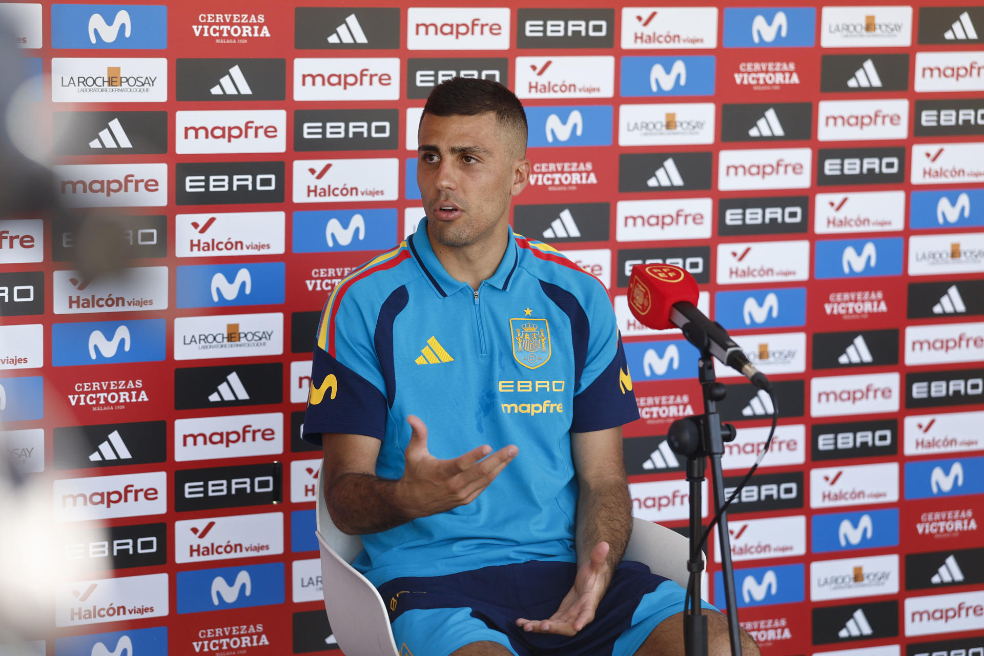 El centrocampista de la selección española Rodrigo Hernández atiende a los periodistas durante el día abierto a los medios en la concentración de la selección con motivo de su participación en el Mundial este lunes en la Ciudad del Fútbol de Las Rozas, Madrid. EFE/ Rodrigo Jiménez
