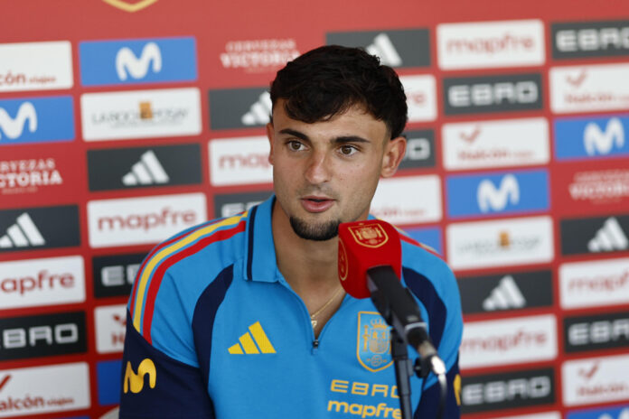 El defensa de la selección española Marc Pubill atiende a los medios durante el día abierto a los medios en la concentración de la selección con motivo de su partipación en el Mundial este lunes en la Ciudad del Fútbol de Las Rozas, Madrid. EFE/ Rodrigo Jimenez

