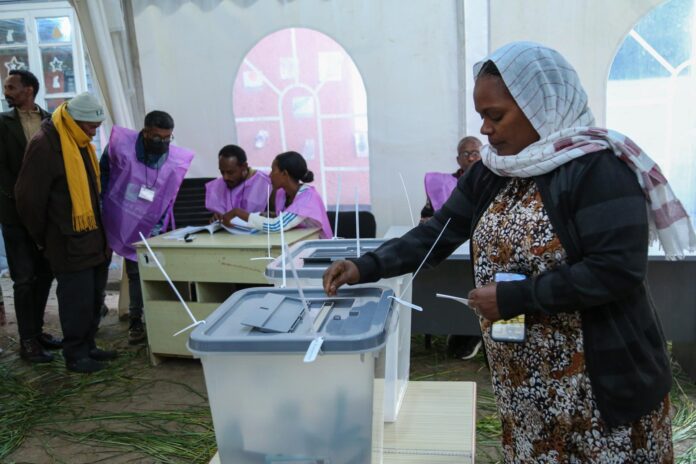 Una mujer vota en las elecciones generales de Adís Abeba, Etiopía, el 1 de junio de 2026. EFE/EPA/STRINGER
