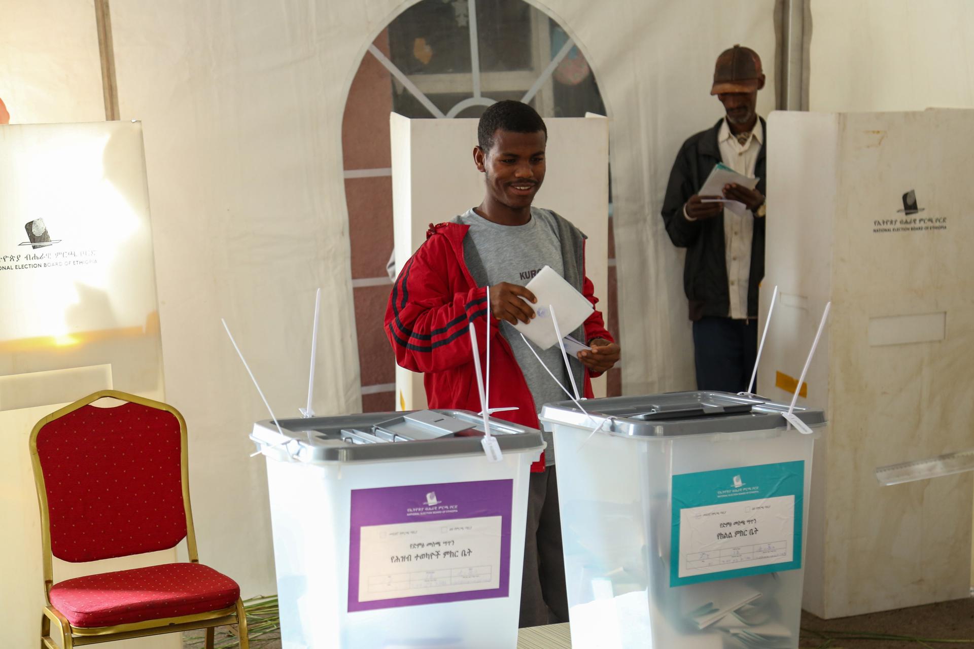 Un hombre vota en las elecciones generales en Adís Abeba, Etiopía, el 1 de junio de 2026. EFE/EPA/STRINGER
