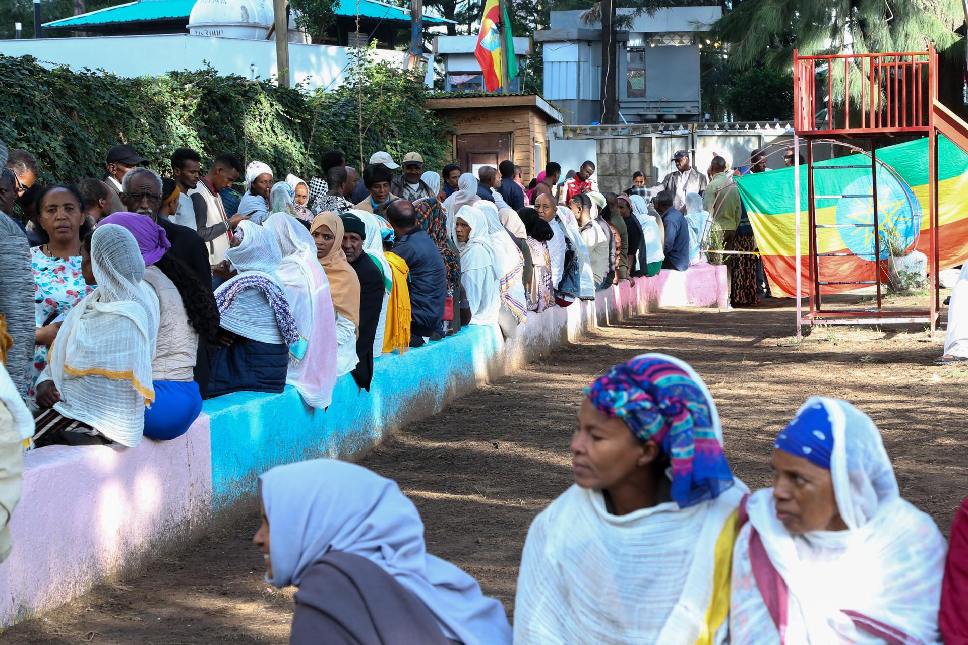 Los votantes esperan en fila para emitir su voto en las elecciones generales en Adís Abeba, Etiopía, el 1 de junio de 2026. EFE/EPA/STRINGER
