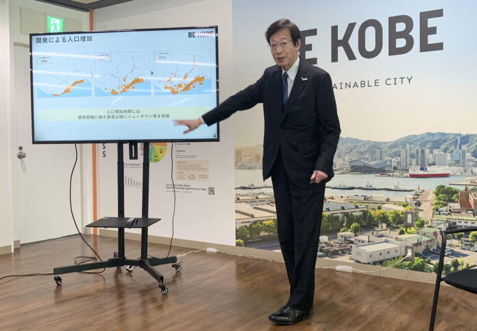 KOBE, 01/06/2026.-El alcalde de la ciudad japonesa de Kobe, Kizo Hisamoto, expone el problema de la despoblación en la urbe y las medidas adoptadas para hacer frente a sus efectos. El declive de la población de Japón se ha acelerado a un ritmo histórico según los datos provisionales del censo de 2025, publicado recientemente, con una bajada de 3,1 millones de personas en los últimos cinco años que obliga al Gobierno a buscar soluciones de futuro y repensar sus ciudades.-EFE/ David Asta Alares
