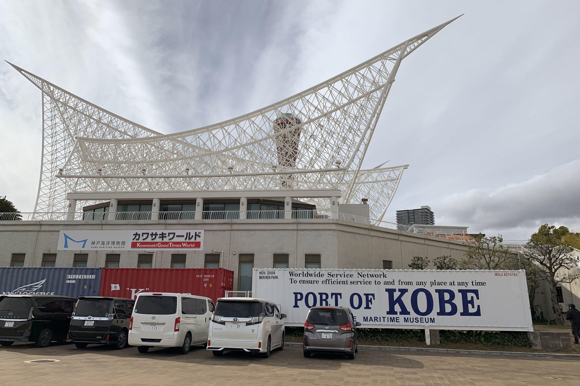 KOBE, 01/06/2026.-El puerto de la ciudad de Kobe, que como otras urbes en el archipiélago hace frente al creciente problema de la despoblación. El declive de la población de Japón se ha acelerado a un ritmo histórico según los datos provisionales del censo de 2025, publicado recientemente, con una bajada de 3,1 millones de personas en los últimos cinco años que obliga al Gobierno a buscar soluciones de futuro y repensar sus ciudades.-EFE/ David Asta Alares
