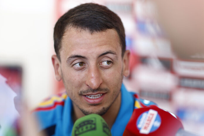 El delantero de la selección española Mikel Oyarzabal atiende a los periodistas durante el día abierto a los medios en la concentración de la selección con motivo de su partipación en el Mundial este lunes en la Ciudad del Fútbol de Las Rozas, Madrid. EFE/ Rodrigo Jimenez
