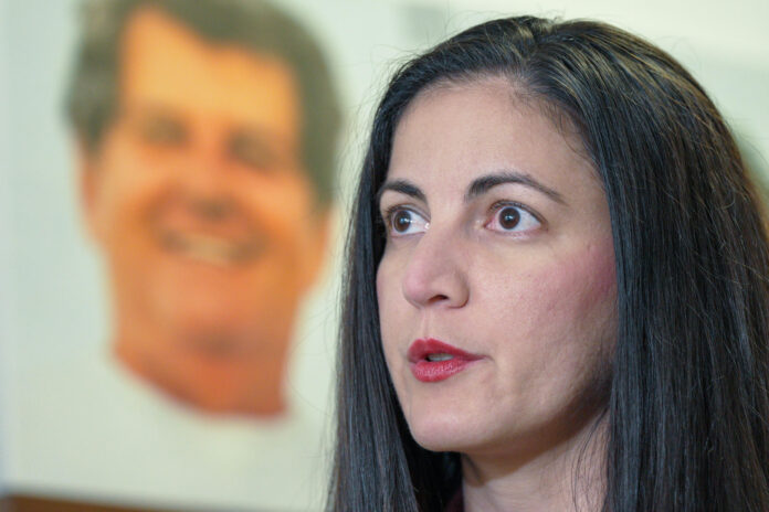La opositora cubana Rosa María Payá, en una fotografía de archivo con una imagen al fondo de su padre, Oswaldo Payá. EFE/ Alberto Boal
