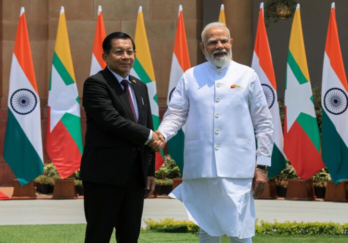 NEW DELHI (India), 01/06/2026.- El primer ministro de India, Narendra Modi, (D) recibe al líder golpista de Birmania (Myanmar) Min Aung Hlaing (I) en Nueva Delhi) EFE/EPA/RAJAT GUPTA
