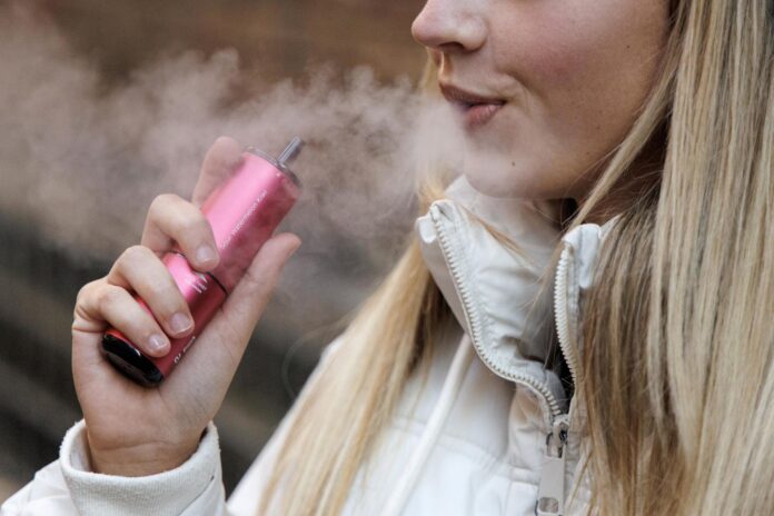 Una mujer utiliza un producto de vapeo de un solo uso en Londres, Gran Bretaña, en una imagen de archivo. EFE/EPA/TOLGA AKMEN
