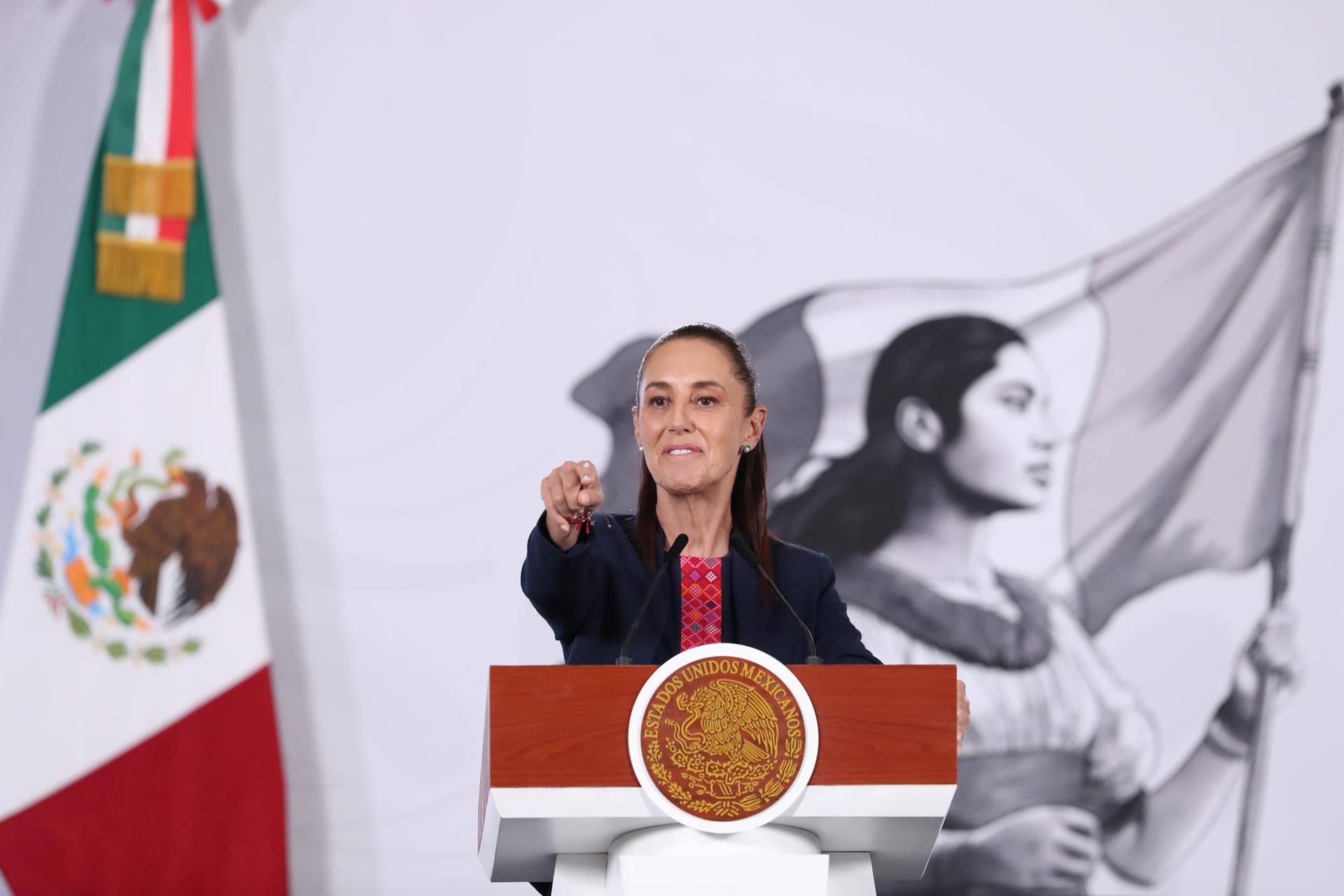 La presidenta de México, Claudia Sheinbaum, habla durante una rueda de prensa este lunes, en el Palacio Nacional de Ciudad de México (México).EFE/Mario Guzmán
