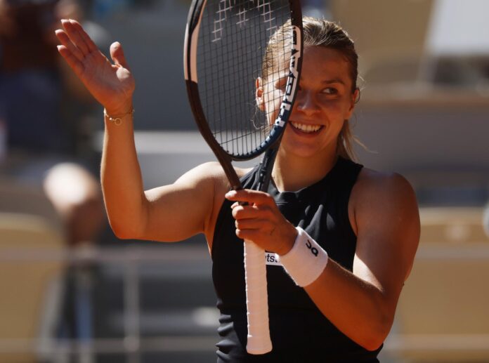 La tenista Chwalinska, 114 del mundo, celebra la victoria en octavos de Roland Garros, París. EFE/EPA/YOAN VALAT

